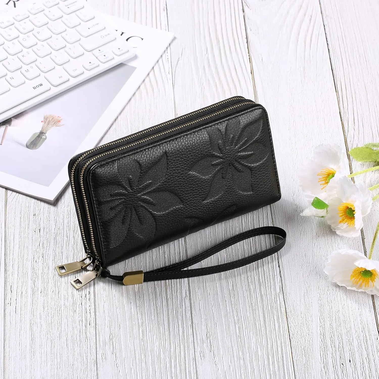 GAEKEAO Wallet for Women Clutch RFID Blocking Wristlet Leather Purse Large Capacity Credit Card Holder with Grip Hand Strap