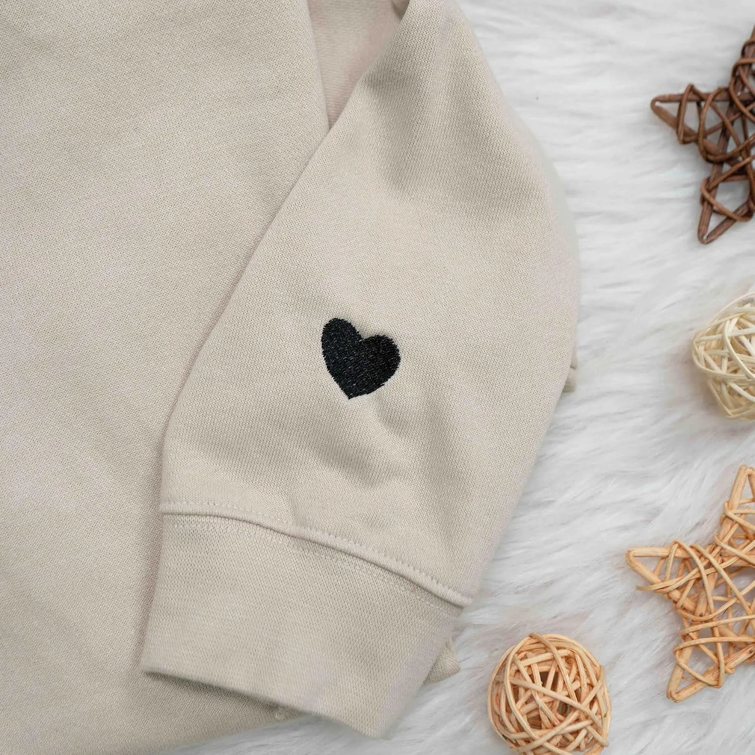IZI POD - Mom Mama Embroidered Crewneck Sweatshirt Heart On The Sleeve For Women -Gifts For Mom Birthday Mother Day Christmas
