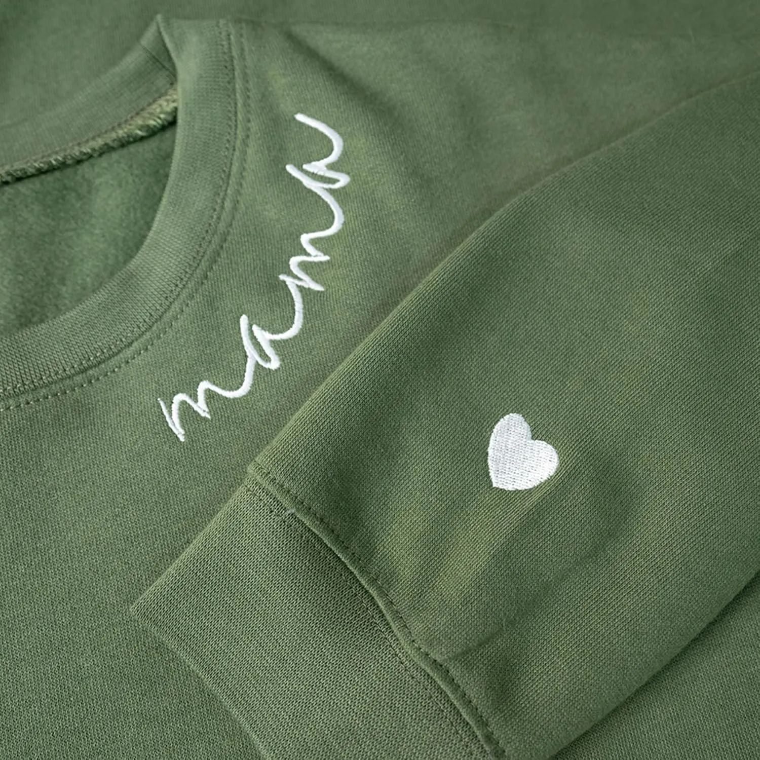 IZI POD - Mom Mama Embroidered Crewneck Sweatshirt Heart On The Sleeve For Women -Gifts For Mom Birthday Mother Day Christmas