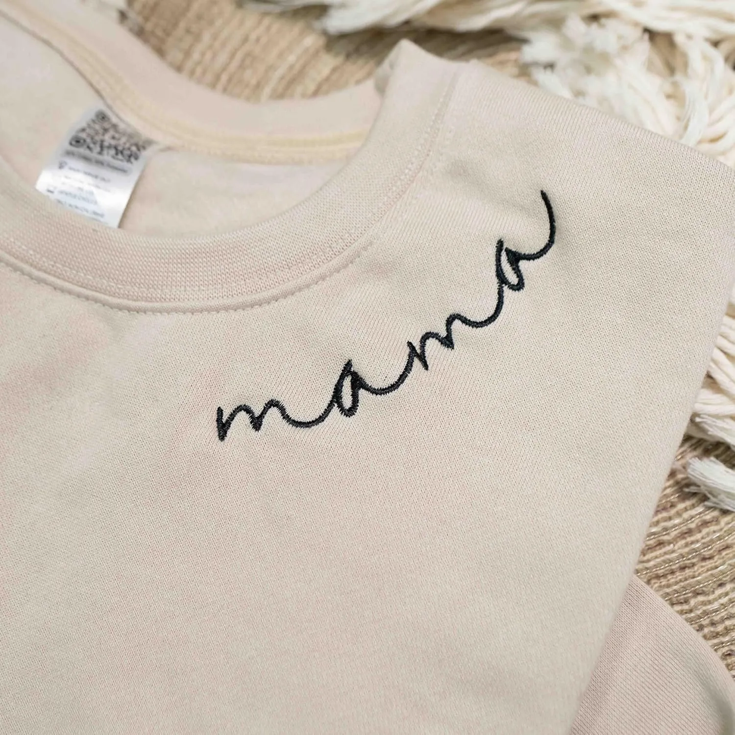 IZI POD - Mom Mama Embroidered Crewneck Sweatshirt Heart On The Sleeve For Women -Gifts For Mom Birthday Mother Day Christmas