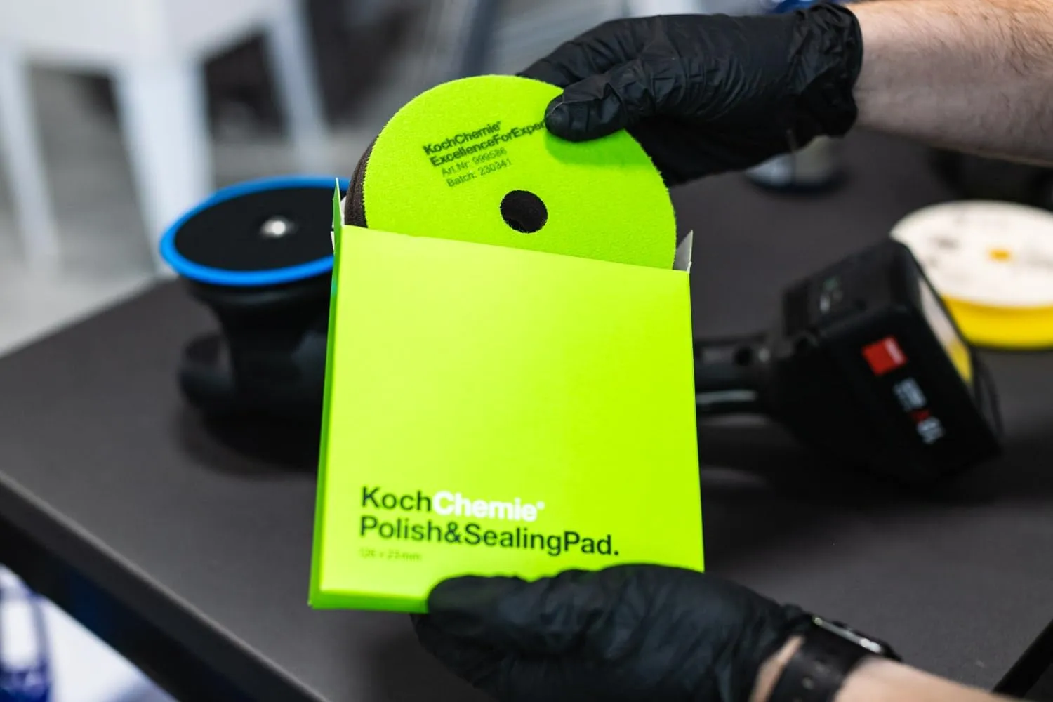 KOCHCHEMIE - Polish & Sealing Pad V2 - Extra-Fine Sponge for Evenly Applying Sealing Products; Low Torsion Forces & High Stability; Contours Easily (126mm x 23mm)