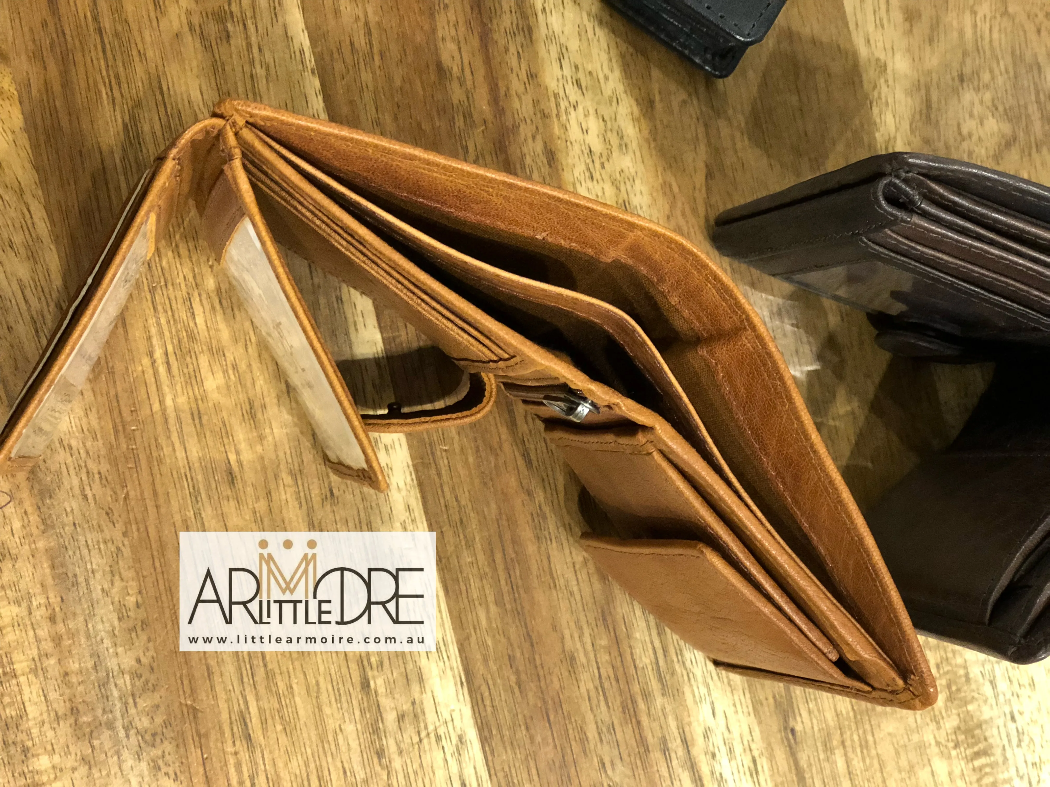 LA4241 Men's Lightly Oiled Rugged Bi-Fold Wallet