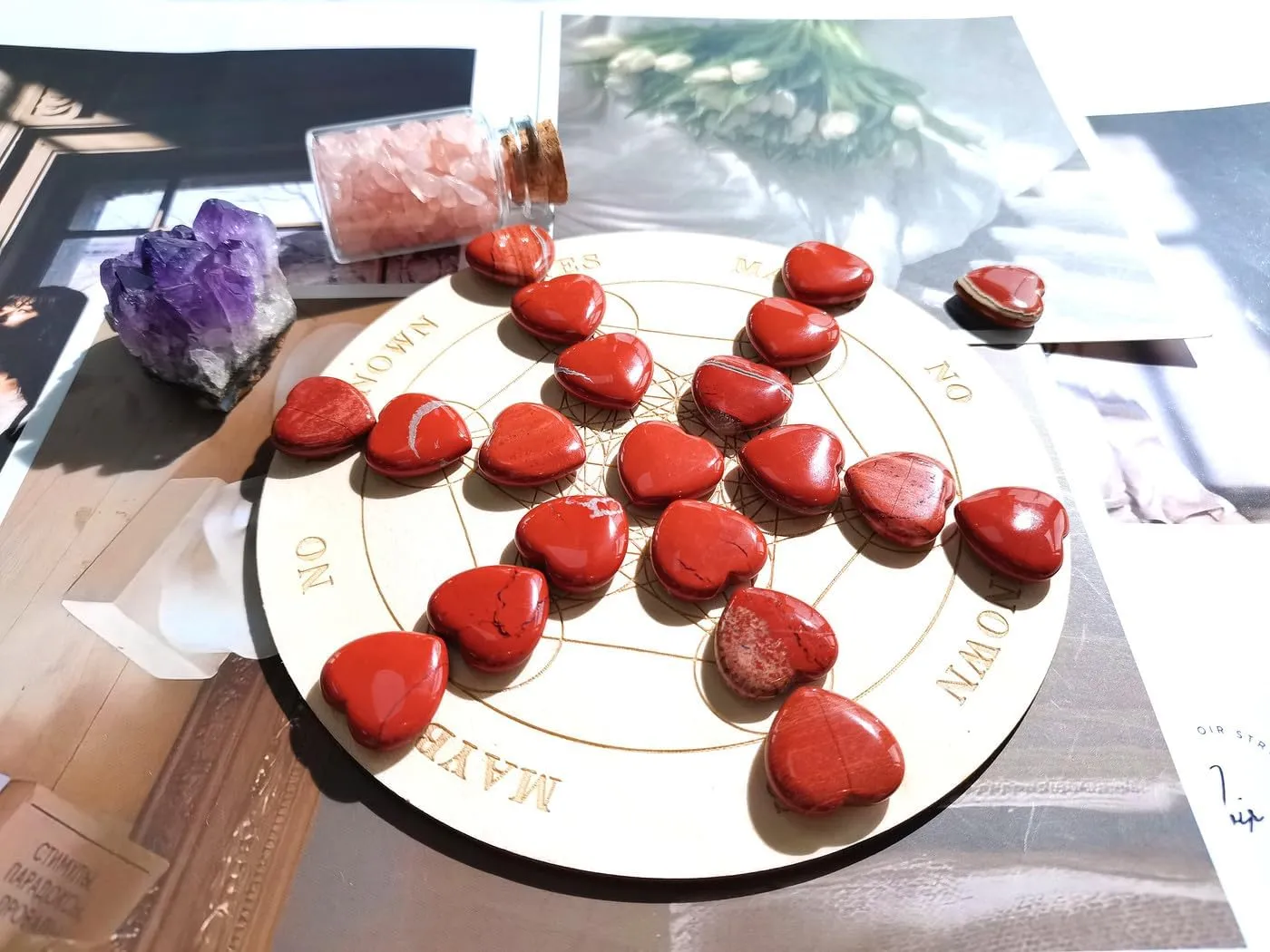 QINJIEJIE 20PCS Red Jasper Heart Stones Crystals Bulk Love Shaped Worry Stone Heart Rock Pocket Polished Palm Gems Crystal Reiki Balancing Wholesale Carved Stone Decor Gift