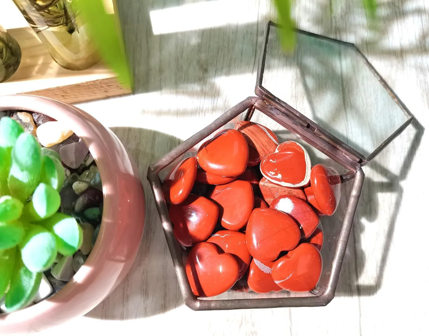 QINJIEJIE 20PCS Red Jasper Heart Stones Crystals Bulk Love Shaped Worry Stone Heart Rock Pocket Polished Palm Gems Crystal Reiki Balancing Wholesale Carved Stone Decor Gift