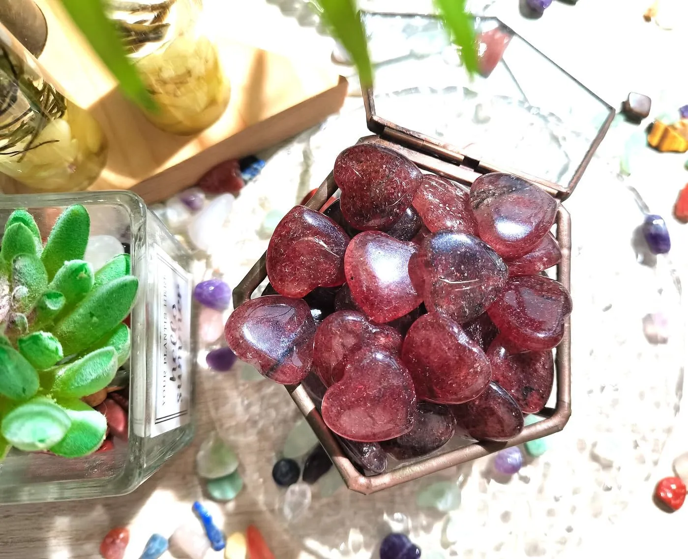 QINJIEJIE 20PCS Straberry Quartz Heart Stones Crystals Bulk Love Shaped Worry Stone Heart Rock Pocket Polished Palm Gems Crystal Reiki Balancing Wholesale Carved Stone Decor Gift