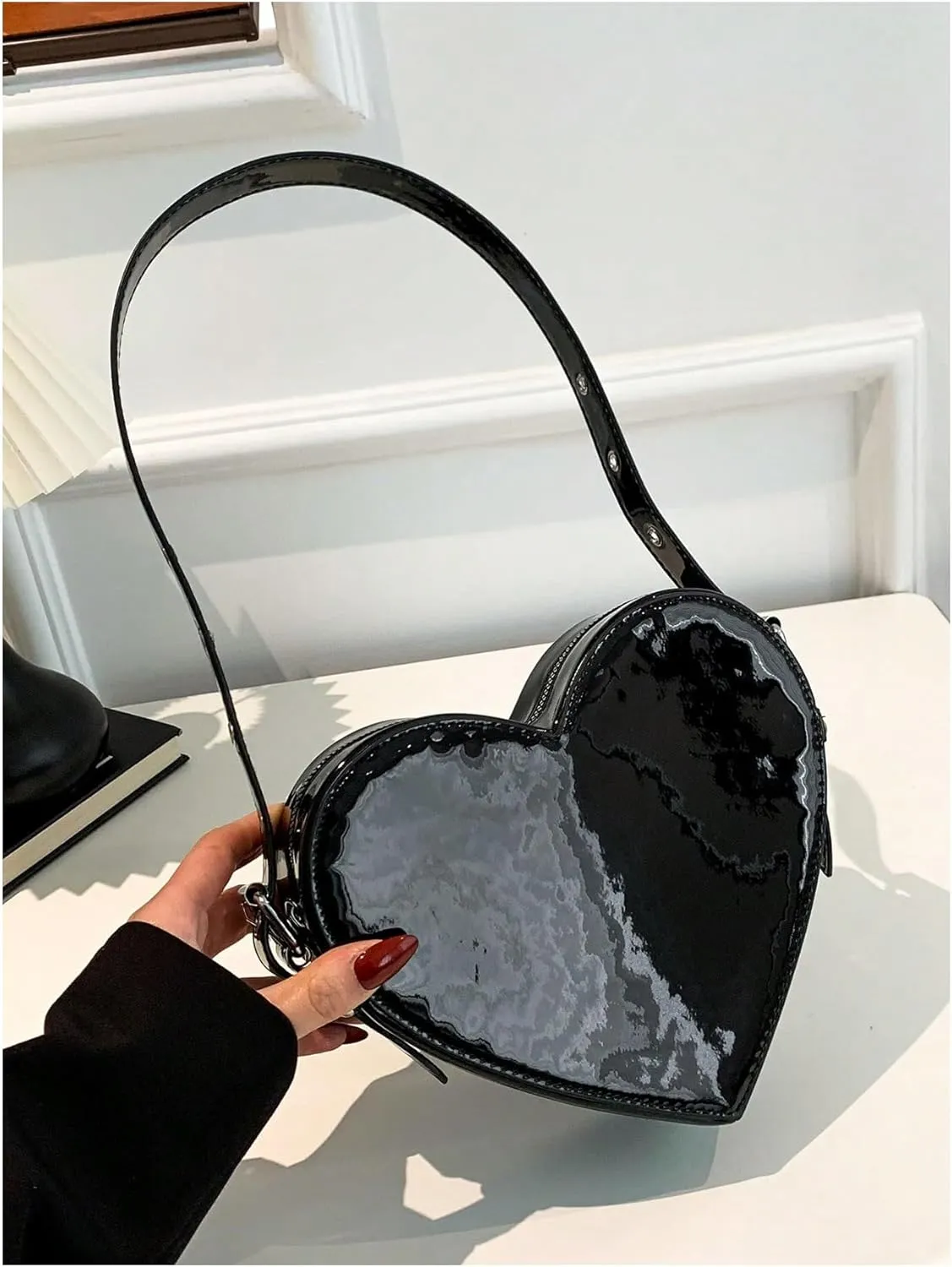 QWINEE Women's Cute Heart Shaped Shoulder Bag Zipper Small Novelty Handbag with Adjustable Strap