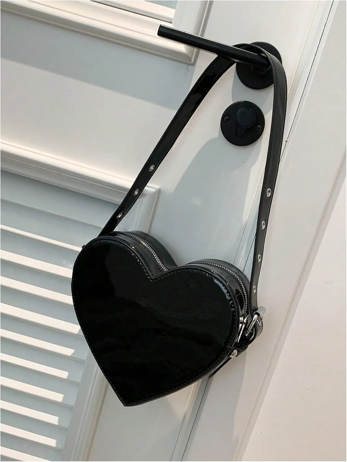 QWINEE Women's Cute Heart Shaped Shoulder Bag Zipper Small Novelty Handbag with Adjustable Strap