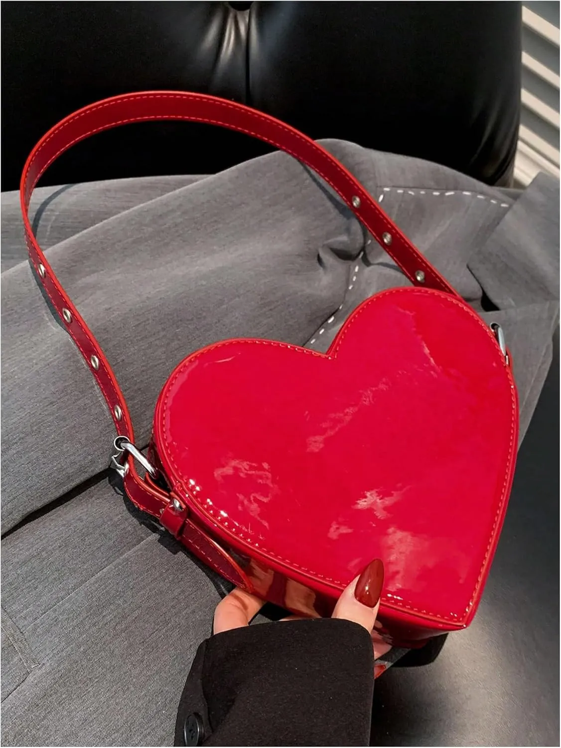 QWINEE Women's Cute Heart Shaped Shoulder Bag Zipper Small Novelty Handbag with Adjustable Strap