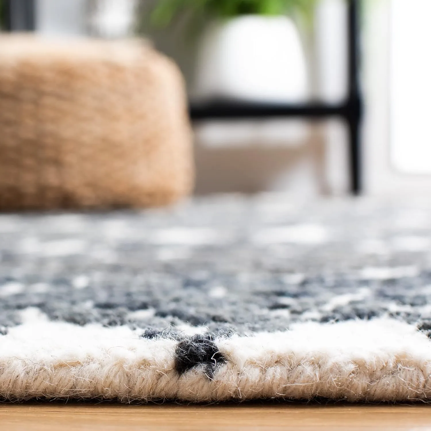 SAFAVIEH Blossom Collection Area Rug - 9' x 12', Ivory & Black, Handmade Wool, Ideal for High Traffic Areas in Living Room, Bedroom (BLM112A)